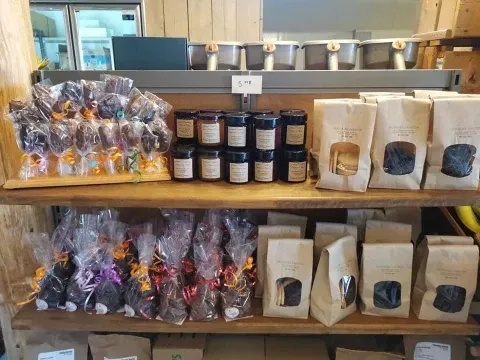 Confitures artisanales sur les étagères